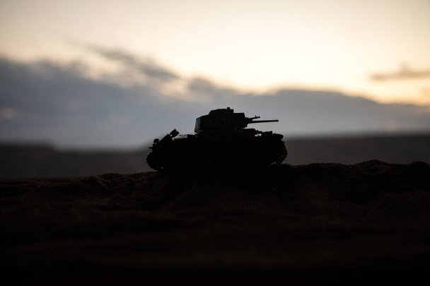 War concept. Militaire silhouetten vechten scène op oorlog mist hemel achtergrond, Wereldoorlog Duitse tanks silhouetten onder bewolkte skyline 's nachts. Attack scene. - Foto, afbeelding