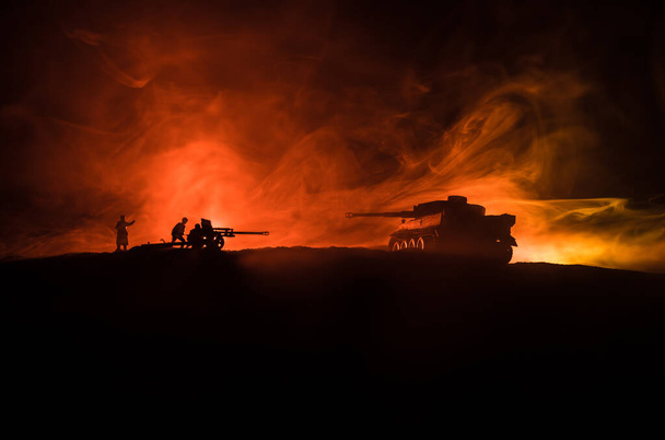 戦争の概念。●戦争霧空を背景に戦闘シーンを戦うミリタリーシルエット、夜の曇りスカイラインの下に第一次世界大戦ドイツ戦車のシルエット。攻撃シーン。装甲車と歩兵. - 写真・画像