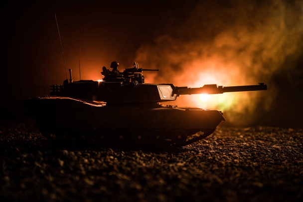 Kriegskonzept. gepanzerte Fahrzeug Silhouette Kampfszene auf Krieg nebligen Himmel Hintergrund in der Nacht. Amerikanischer Panzer kampfbereit. - Foto, Bild