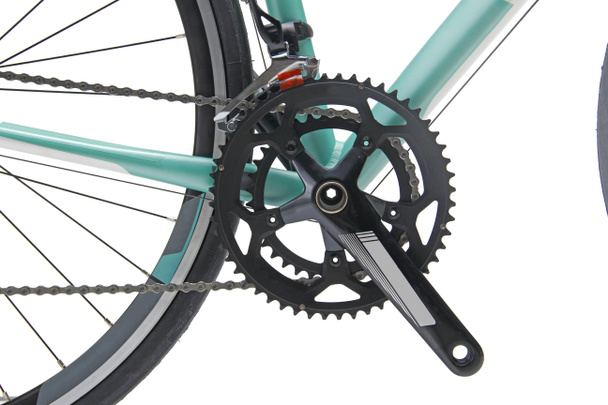 Manivela de bicicleta aislada con cadena, neumático, radio y marco
 - Foto, Imagen