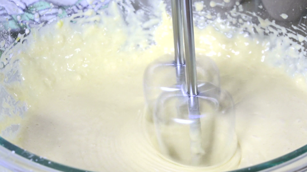 Bičování koláč mix nebo těsto na palačinky v misce, zpomalený pohyb - Záběry, video