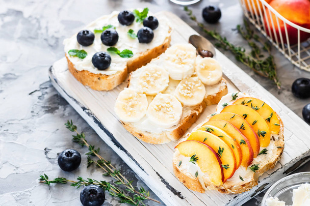 Tostadas con bayas y frutas. Concepto de desayuno saludable. Comida sencilla y sabrosa
. - Foto, Imagen