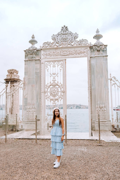Femme Voyage avec Vue sur le palais dolmabahce Istanbul paysage urbain
  - Photo, image