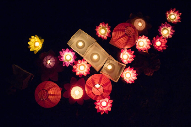 Lanternes flottantes en papier sur l'eau la nuit
 - Photo, image