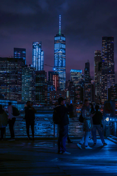 マンハッタンとブルックリンの橋の夜景と人々 - 写真・画像