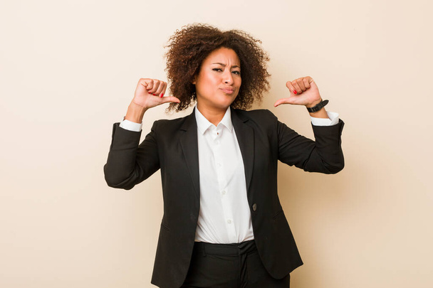 Jovens negócios afro-americanos mulher se sente orgulhoso e auto-confiante, exemplo a seguir
. - Foto, Imagem