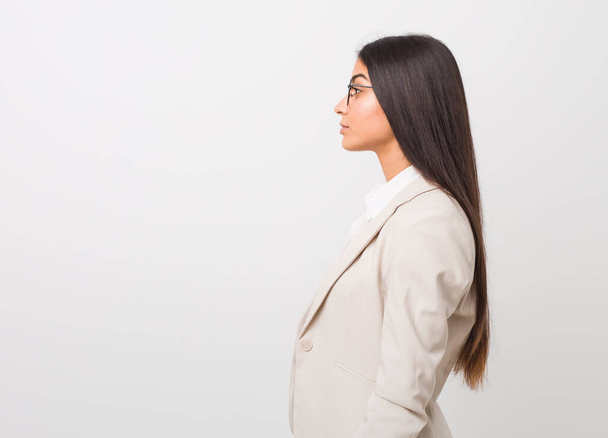 Young business arab woman isolated against a white background gazing left, sideways pose. - 写真・画像