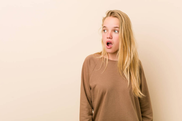 Cute and natural teenager woman being shocked because of something she has seen. - Foto, afbeelding