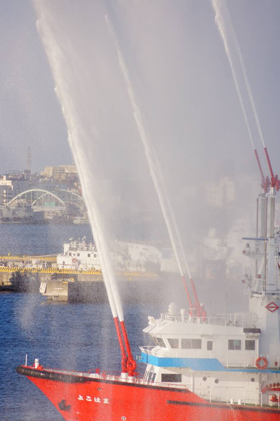 Σκάφη πυρόσβεσης στην εκπαίδευση για την απόρριψη υδάτων - Φωτογραφία, εικόνα