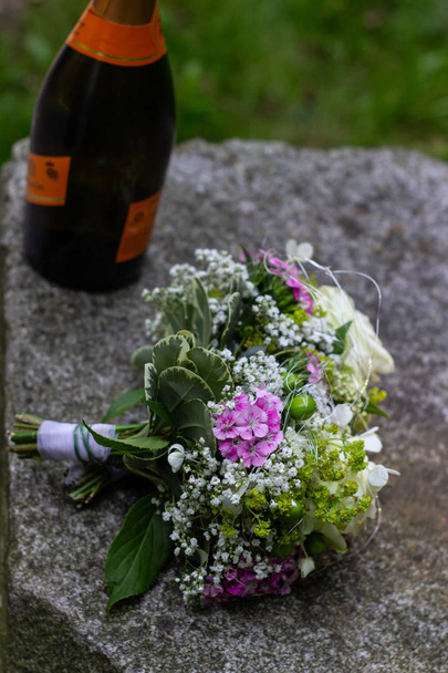 Bouquet da sposa e bottiglia di vino per matrimonio
 - Foto, immagini