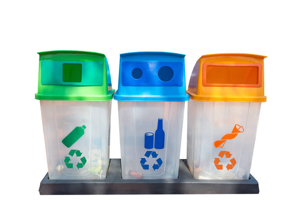zielone, żółte, niebieskie i recyklingu pojemniki z izolatem symbolu recyklingu - Zdjęcie, obraz