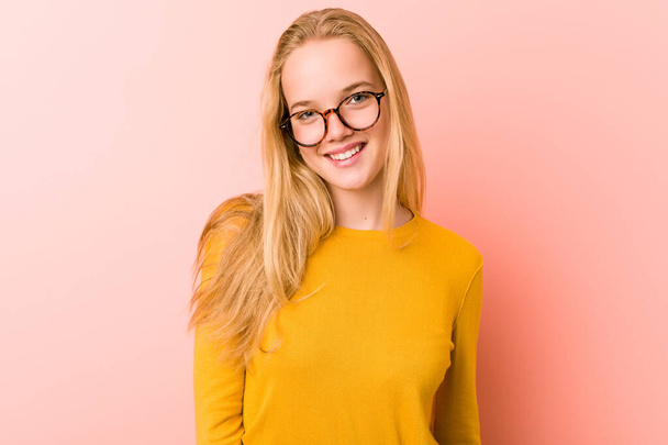 Gros plan de mignon caucasien adolescent étudiant portant des lunettes
 - Photo, image