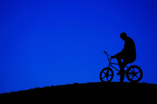 Bisiklet süren bir adamın silüeti. - Fotoğraf, Görsel