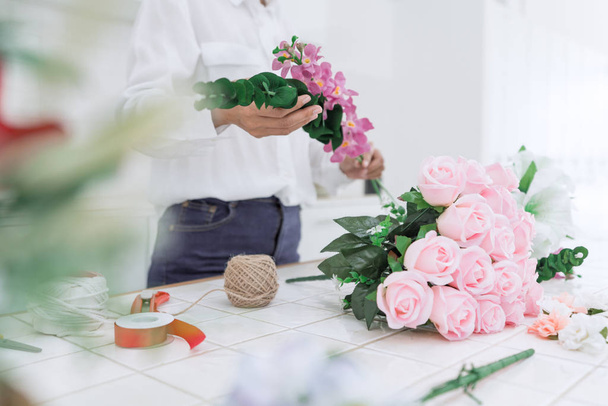 young women business owner florist making or Arranging Artificia - Φωτογραφία, εικόνα