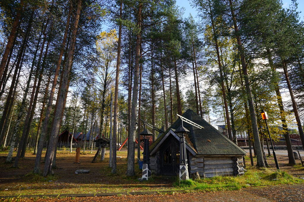 small building in the forest  - Foto, Bild