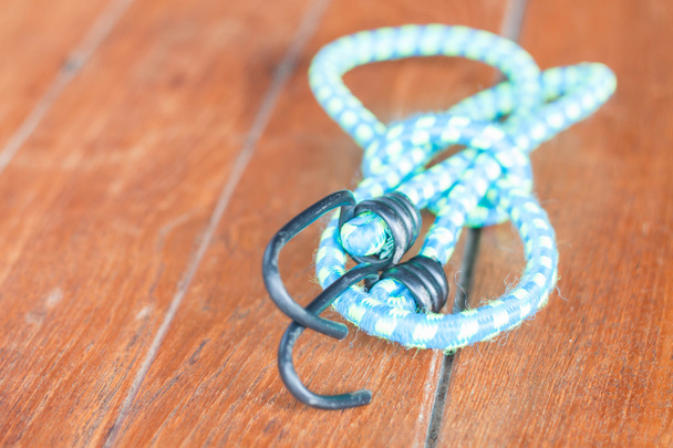 Corda elastica azzurra con ganci in metallo
 - Foto, immagini