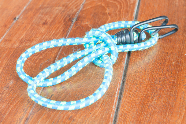 Világos kék rugalmas kötél, a fa háttér - Fotó, kép