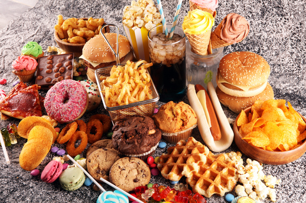 Нездоровые продукты. еда вредна для фигуры, кожи, сердца и зубов. - Фото, изображение