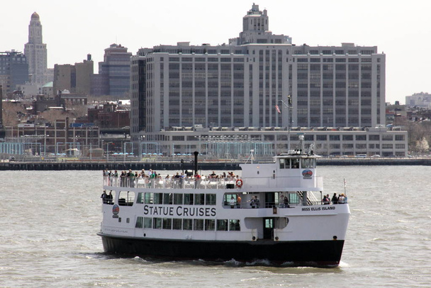 m / v miss new york harbor cruise boat mit brooklyn höhen im hintergrund, new york, ny, usa - Foto, Bild