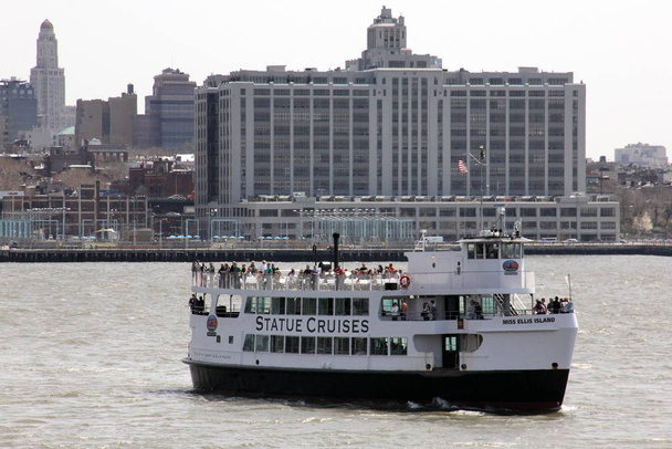ニューヨーク、ニューヨーク、ニューヨーク、アメリカを背景にブルックリンハイツとM/Vミスニューヨーク港クルーズボート - 写真・画像