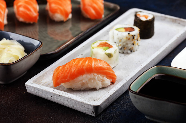 close up de sushi sashimi conjunto com pauzinhos e soja - sushi ro
 - Foto, Imagem