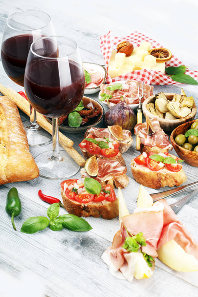 Italský těstovinový víno občerstvení sada. Sýr odrůda, Středozemní - Fotografie, Obrázek
