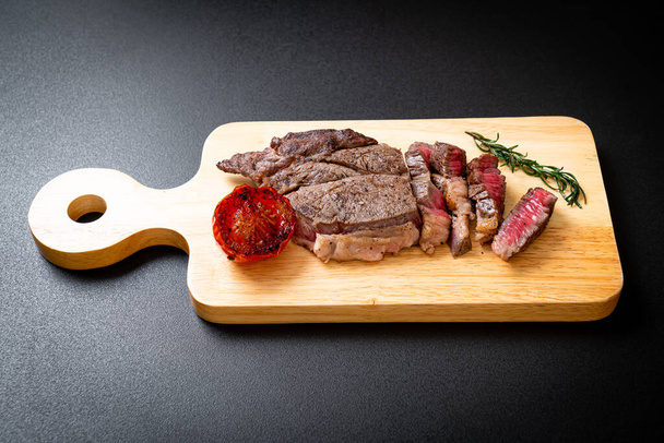 ミディアムレアの焼き牛肉ステーキ - 写真・画像