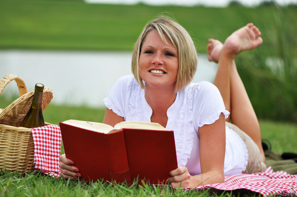 Женщина на пикнике с вином и книгой
 - Фото, изображение