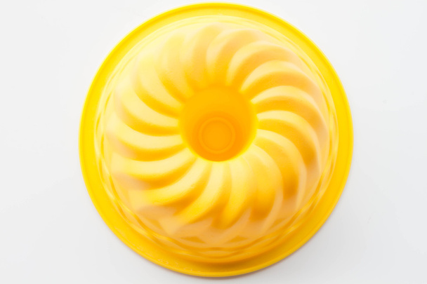 Forme flexible en silicone pour gâteau de cuisson isolé sur fond blanc
 - Photo, image