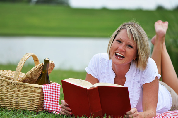 Femme sur pique-nique avec livre et vin
 - Photo, image