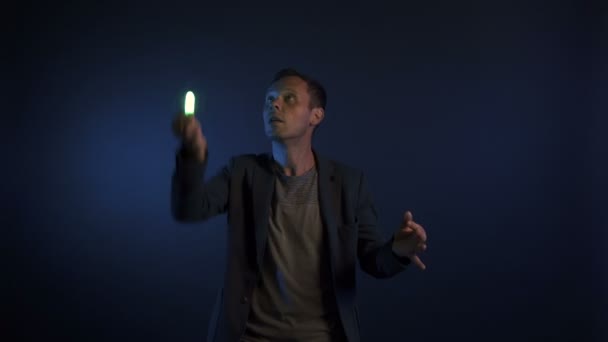 Vidéo de magicien homme avec des lumières
 - Séquence, vidéo