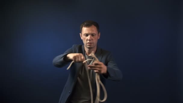 Videó illuzionista férfi kötelekkel - Felvétel, videó