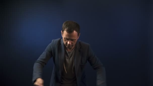 Vídeo do artista homem com cordas
 - Filmagem, Vídeo