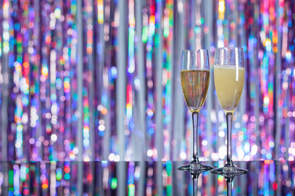 Copas de champán sobre fondo de luces. Navidad y Año Nuevo h
 - Foto, Imagen