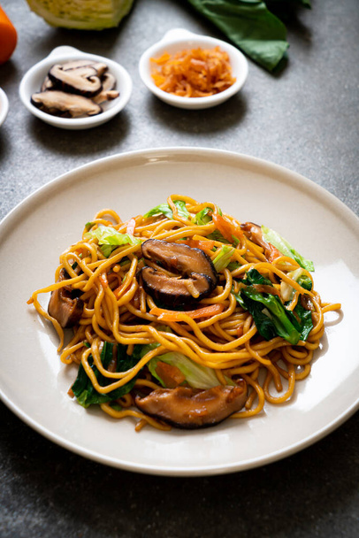 yakisoba noodles stir-fried with vegetable in asian style - vega - Foto, afbeelding