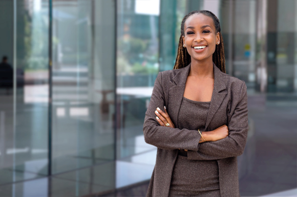 Mulher de negócios executiva americana africana alegre bonita no escritório do espaço de trabalho
 - Foto, Imagem