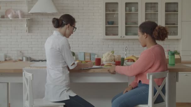 Nutritionist forbidding woman to eat junk food - Video, Çekim