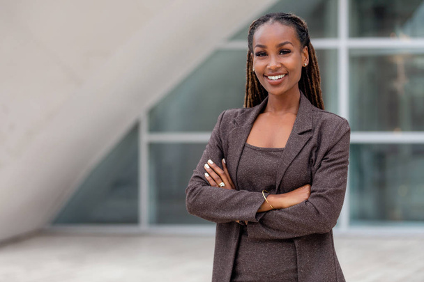 Gai portrait souriant de femme d'affaires, heureux cadre d'entreprise afro-américain au travail
 - Photo, image