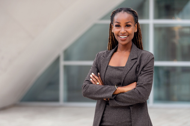 Hermosa mujer de negocios afroamericana retrato, brazos cruzados, CEO feliz confianza
 - Foto, Imagen