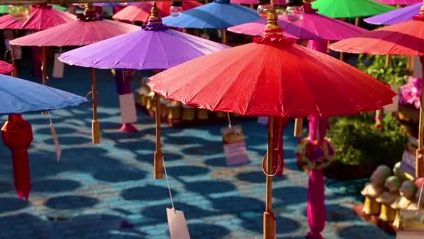 Ομπρέλες από πολύχρωμα υφάσματα, Ταϊλανδέζικη χειροτεχνία Lanna ομπρέλα, Τσιάνγκ Μάι Ταϊλάνδη. αντίγραφο spapce. - Πλάνα, βίντεο