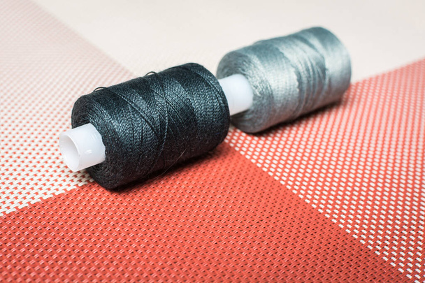 Sewing threads on bobbins for sewing. - Zdjęcie, obraz