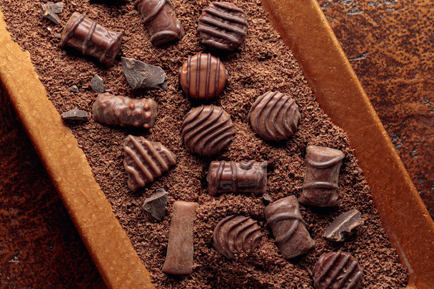 Καραμέλες σοκολάτας σε κομματάκια σοκολάτας.  - Φωτογραφία, εικόνα