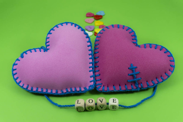 handgenähte Textilherzen mit Wort Liebe - Foto, Bild
