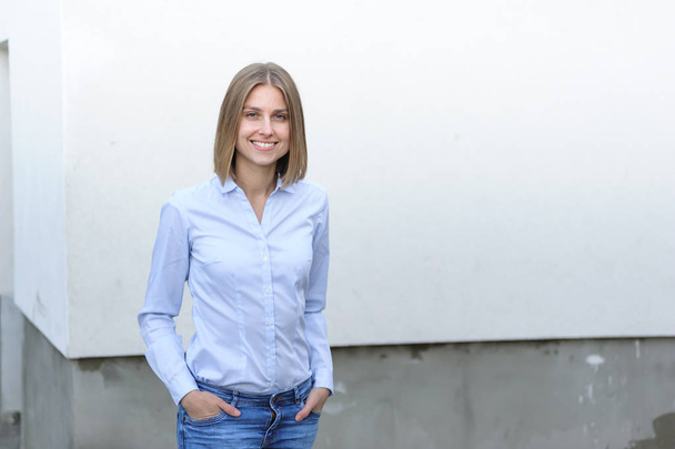 Portrait d'une jeune femme prospère travaillant dans une entreprise informatique sur fond de mur blanc
 - Photo, image