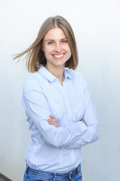 Портрет молодой успешной женщины, работающей в ИТ-компании на фоне белой стены
 - Фото, изображение