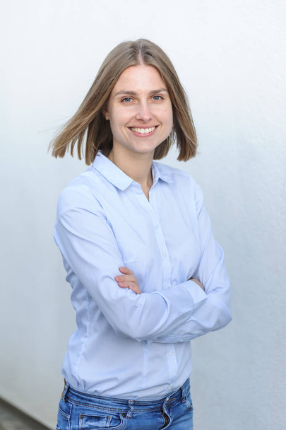 Портрет молодой успешной женщины, работающей в ИТ-компании на фоне белой стены
 - Фото, изображение