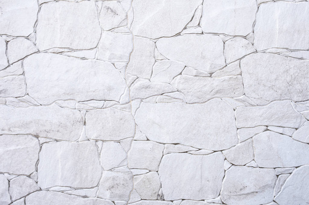 Rivestimento in piastrelle bianche come carta da parati, con texture irregolare, per esterni, in stile elegante
 - Foto, immagini