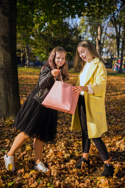 schöne Teenager-Mädchen haben Spaß in der Herbststraße in suuny Tag - Foto, Bild