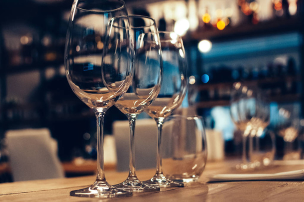copos vazios para degustação de vinhos
 - Foto, Imagem