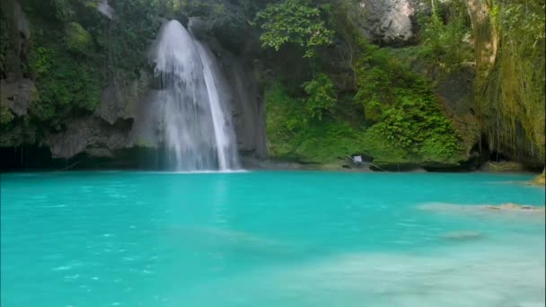 Водоспад Кавасан на острові Себу, Філіппіни. Чудовий водоспад у тропічному дощовому літаку. Водоспад з природним басейном і бамбуковим плотом у гірському каньйоні річки.. - Кадри, відео